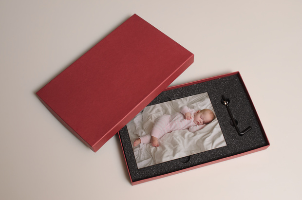 fotoflōt mini in crimson red gift box - the ultimate gift - 6"x4"